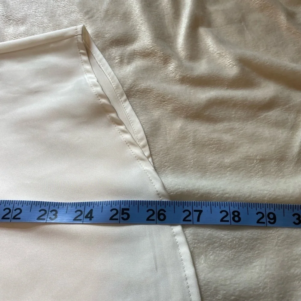 NWOT Women’s L Banana Republic White Dress Shirt Silky Finish